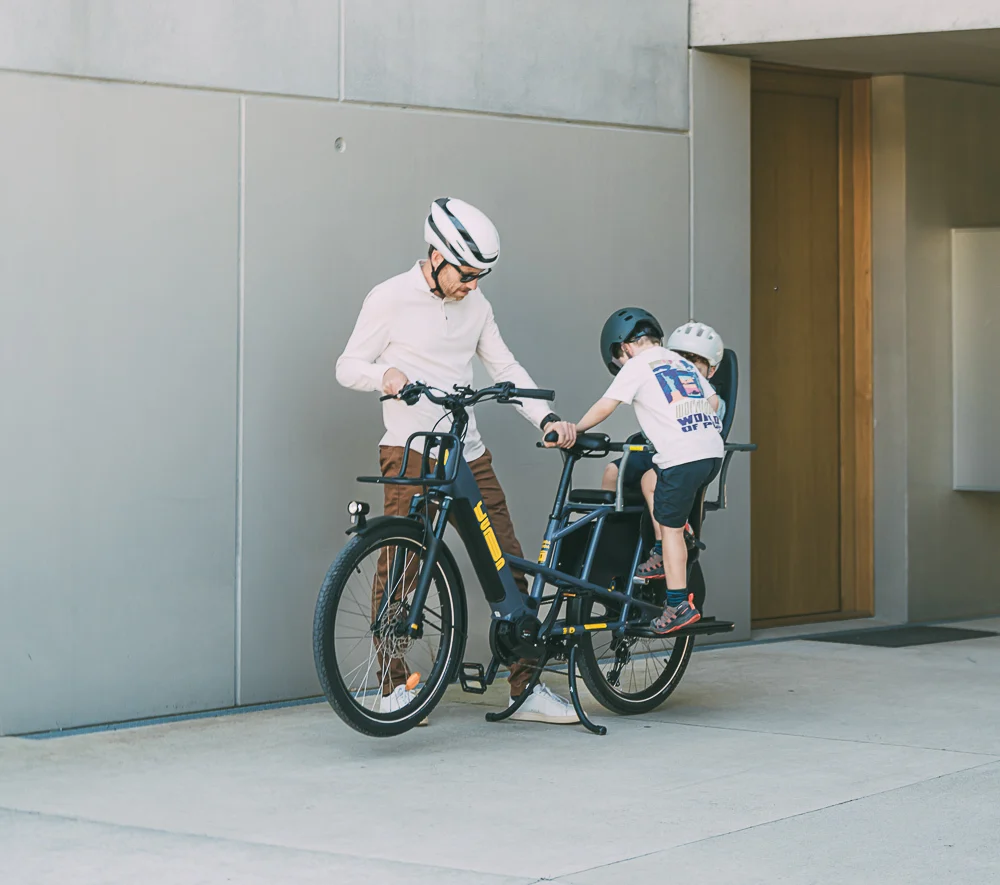 Vélo cargo familial avec porte-bébé