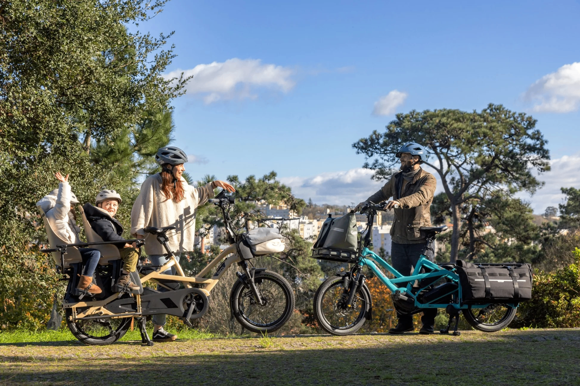 Famille en balade à vélo cargo électrique